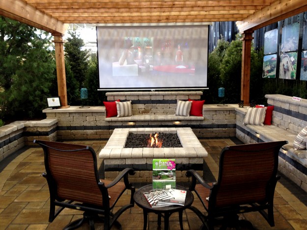 Outdoor projector living space