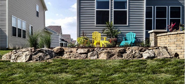 Outdoor living space with retaining wall