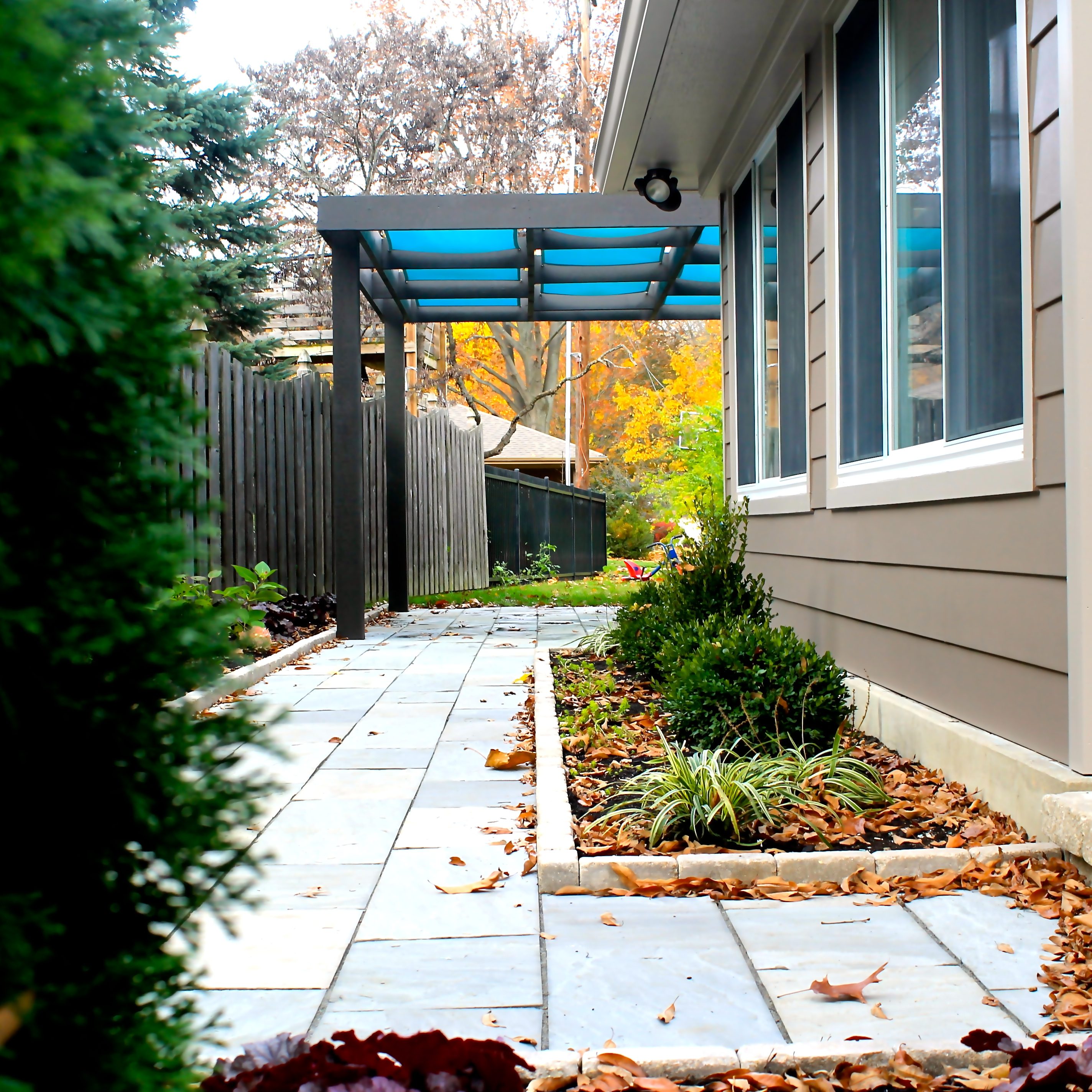 Natural pathway on the side of a home